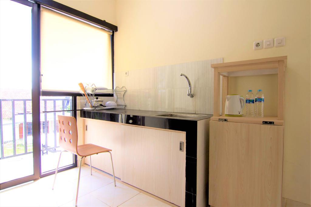 Reddoorz @ Mayjen Sungkono Surabaya Exterior photo