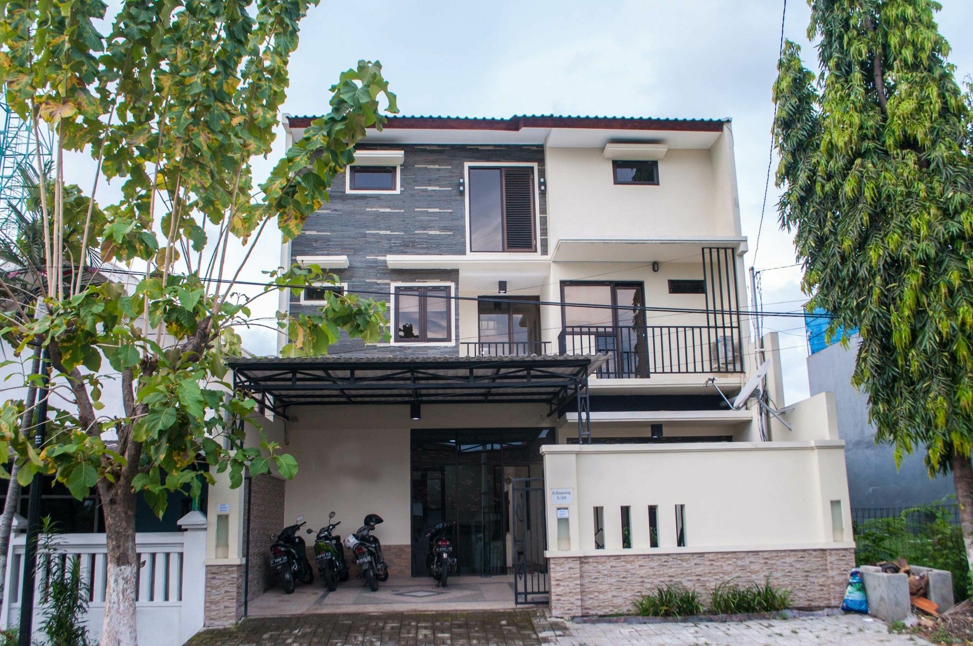 Reddoorz @ Mayjen Sungkono Surabaya Exterior photo