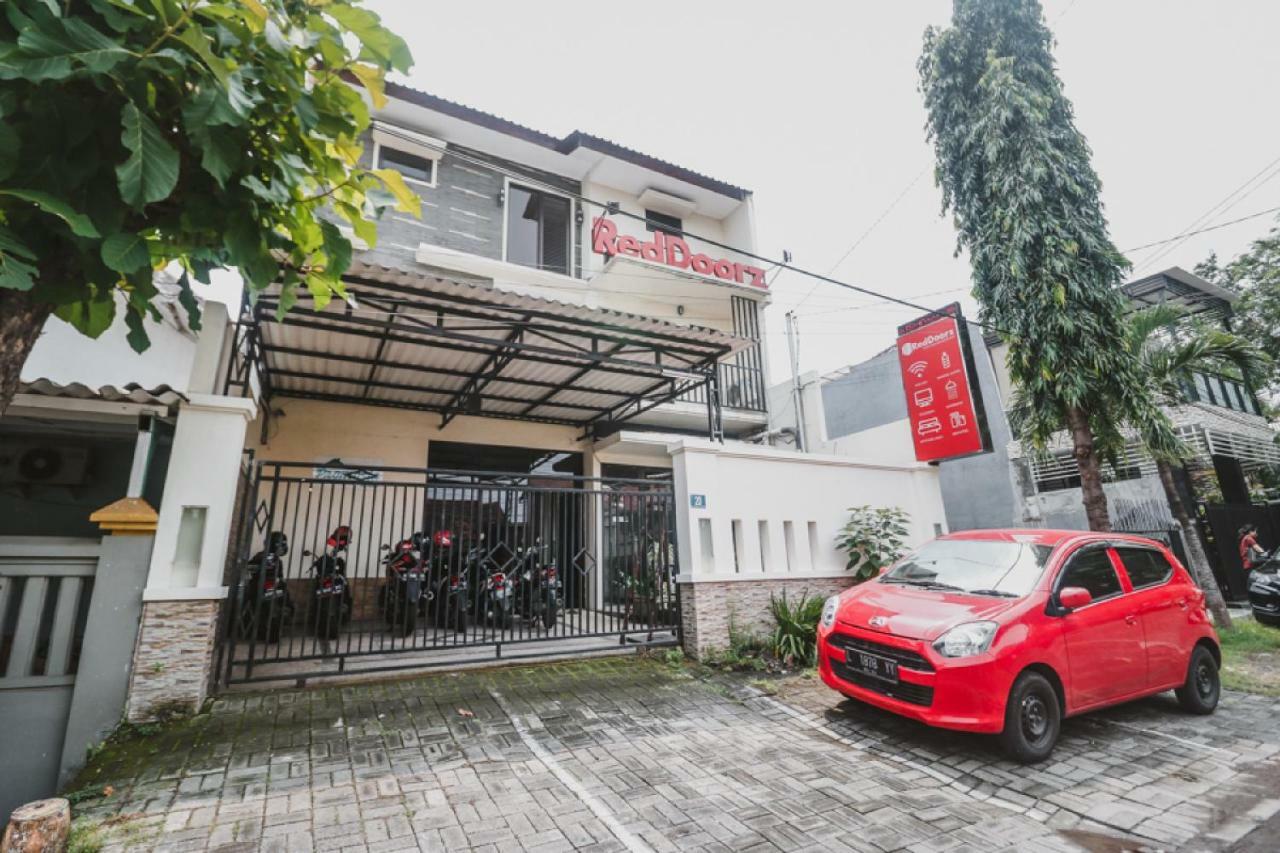 Reddoorz @ Mayjen Sungkono Hotel Surabaya Exterior photo